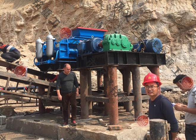 大型液壓對輥制砂機(jī)現(xiàn)場展示